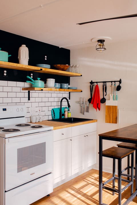 Fridge, oven, stovetop, coffee/tea maker