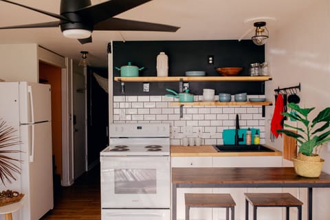 Fridge, oven, stovetop, coffee/tea maker