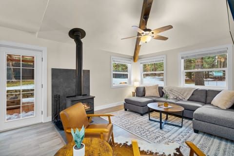 Living area | Smart TV, fireplace, table tennis