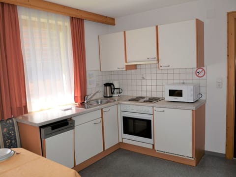 Cabinetry, Kitchen Sink, Sink, Property, Countertop, Building, Kitchen Stove, Tap, Kitchen, Home Appliance