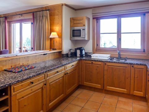 Tap, Cabinetry, Kitchen Sink, Countertop, Plumbing Fixture, Sink, Property, Furniture, Window, Building