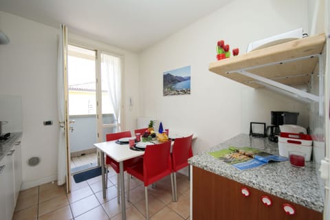 Kitchen and access to the balcony