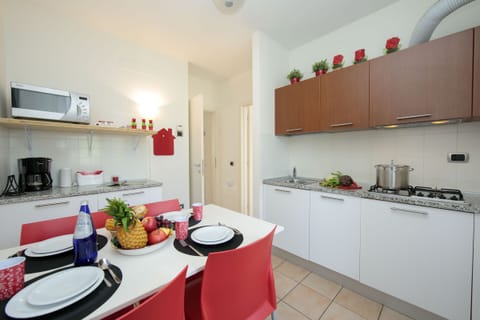 Separate kitchen and dining table