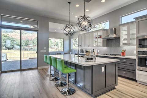 Kitchen | Island w/ Breakfast Bar