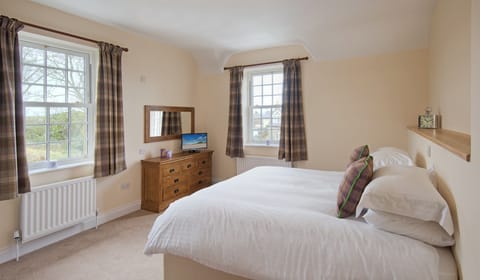 Master en-suite bedroom with double aspect sash windows