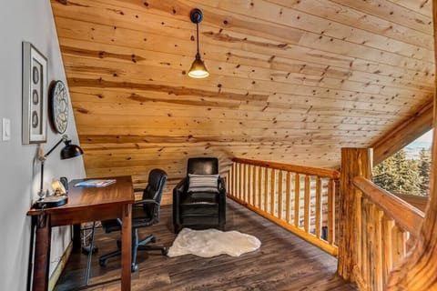 Work with a View -
A loft desk ensures you can take care of work if needed — though the mountain views may make concentration a challenge.