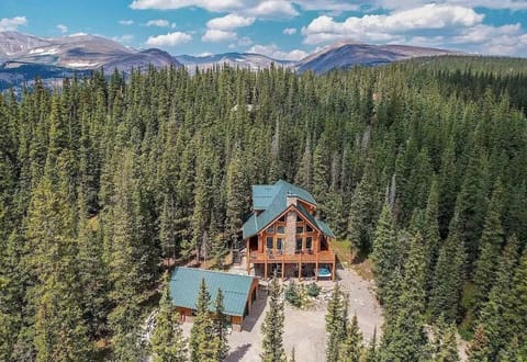 Mountain Gem Lodge -
A true retreat in the Rockies — Mountain Gem Lodge is a handcrafted log estate that combines the rustic soul of Colorado with the refined touches of modern luxury.