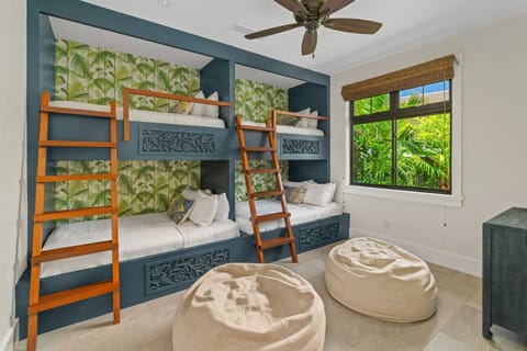 Maluhia Makai - Bunk room with 2 full size beds (bottom bunk) and 2 twin size bed (top bunk), AC, & flatscreen TV. This room faces west. - Legacy Vacations Hawaii