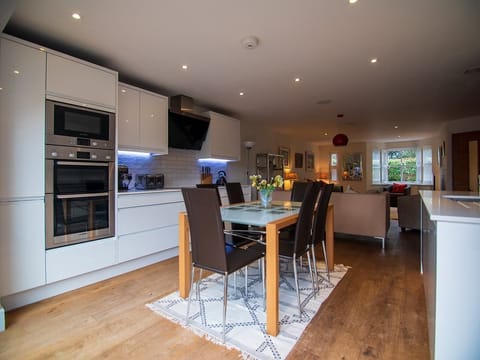 Kitchen/dining area looking towards sitting area