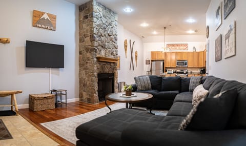 Living area | Smart TV, fireplace, video games, Netflix