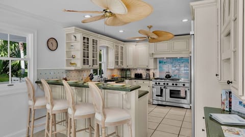 3 additional comfortable seats at the kitchen bar...