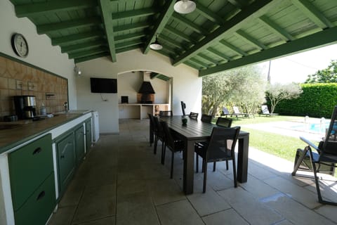 MOULÈS vacation rental, comfortable villa for rent poolhouse for 8 people. Online reservation with Plaisirs & Maisons de Provence