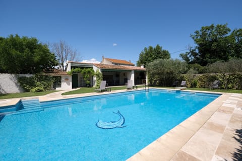 MOULÈS vacation rental, comfortable villa for rent with swimming pool for 8 people. Online reservation with Plaisirs & Maisons de Provence