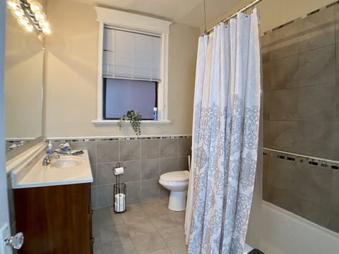 Combined shower/tub, hair dryer, towels