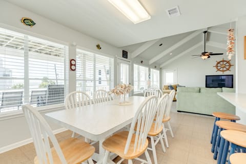 Comfortably sit up to 8 at the dining table