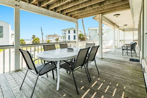 Dine al fresco with long Gulf views