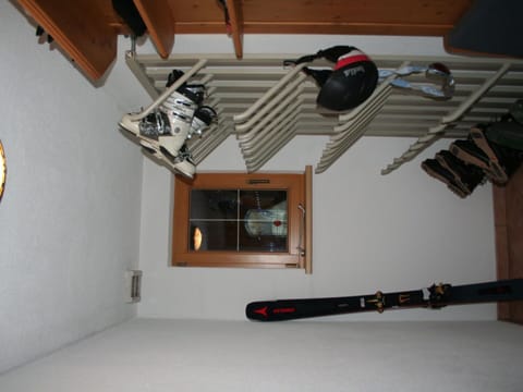 Light, Wood, Building, Floor, Hardwood, Picture Frame, Flooring, Ceiling