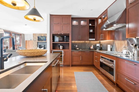 1682709807584-1126-11