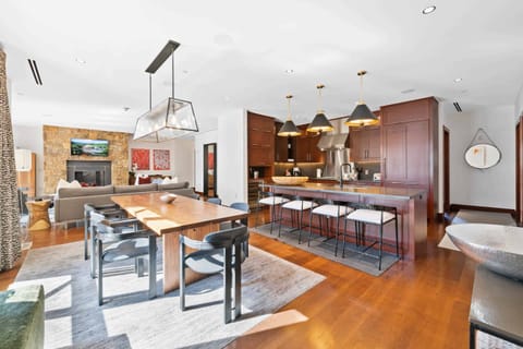 1682709807655-1126-8