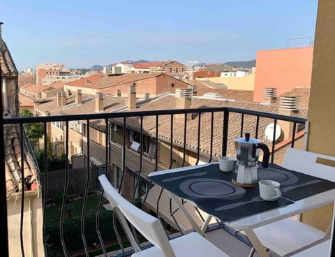 Private balcony with city and mountain view (partial view of Montserrat)