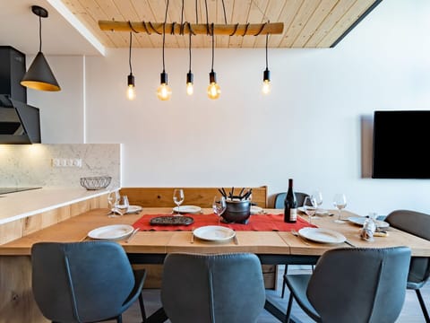 Table, Property, Furniture, Wood, Chair, Lighting, Building, Interior Design, Floor, Real Estate