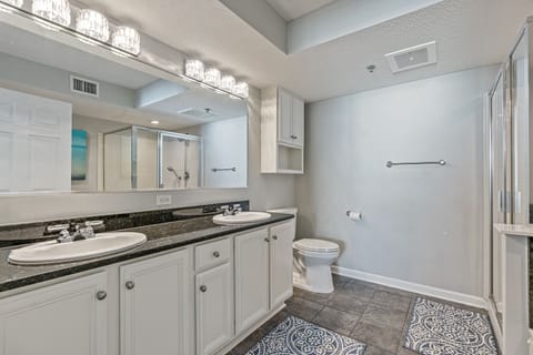 Bathroom | Combined shower/tub, jetted tub, towels