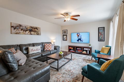 Living area | Smart TV, books