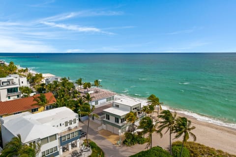 Beach nearby, sun loungers, beach towels