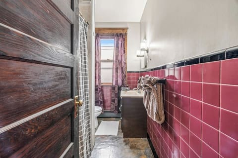 Combined shower/tub, hair dryer, towels