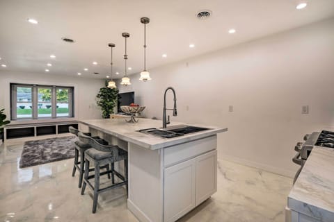 Fully Equipped Kitchen | Breakfast Bar