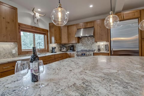 Kitchen with Espresso maker, keurig, pot coffe, professional range and oven and built in ice maker and refrigerator