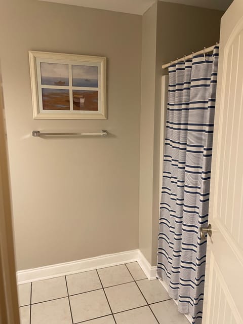 Combined shower/tub