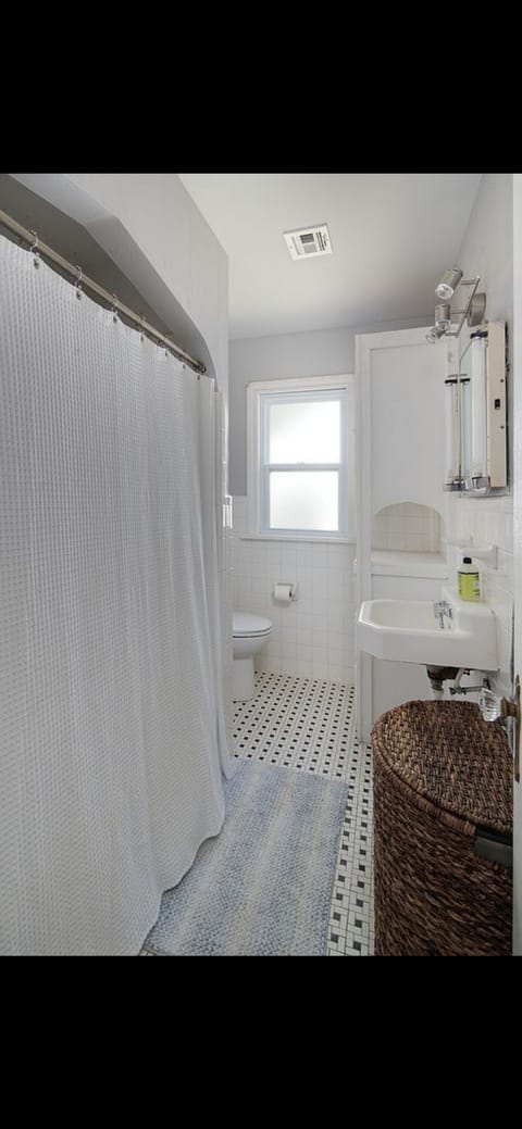 Combined shower/tub, towels, soap, toilet paper