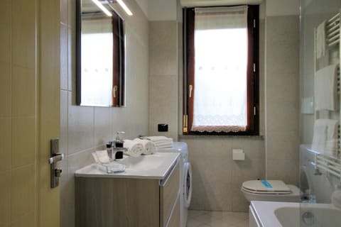 Combined shower/tub, hair dryer, bidet, towels