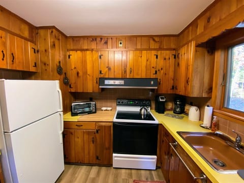 Fridge, oven, stovetop, coffee/tea maker