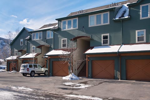 View of front of townhome