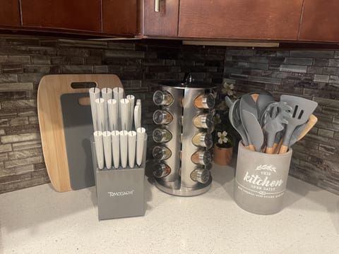 Knife set, spice rack and utensils