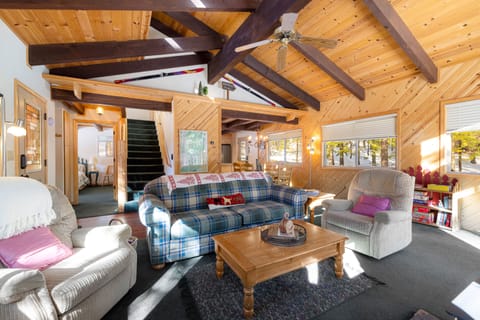 Dog-friendly mountain retreat with deck, woodstove & secluded location Standard-Hütte in Dorrington