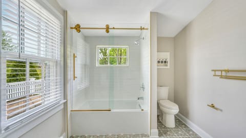 Combined shower/tub, hair dryer, towels