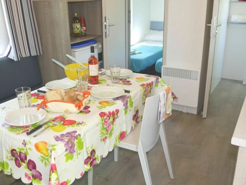 Table, Furniture, Property, Tableware, Tablecloth, Bottle, Textile, Interior Design, Kitchen & Dining Room Table, Chair