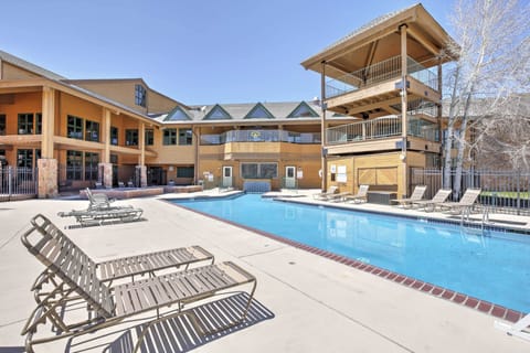Inn at Silvercreek | Community Amenities | Outdoor Pool