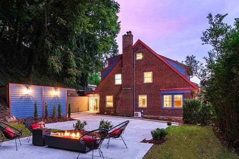 Evenings Made Easy – Tucked beneath the trees, this backyard fire pit is perfect for late-night chats and quiet stargazing.