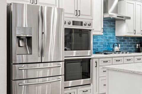 No matter the meal, this well-appointed kitchen makes cooking a breeze! Double wall ovens, a gas cooktop and a family-size fridge will make the experience special.