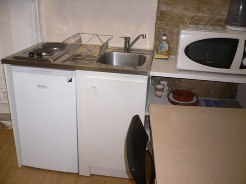 Fridge, microwave, stovetop, electric kettle