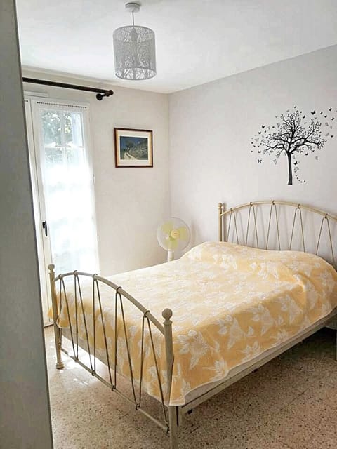 2 bedrooms, iron/ironing board, cribs/infant beds, internet