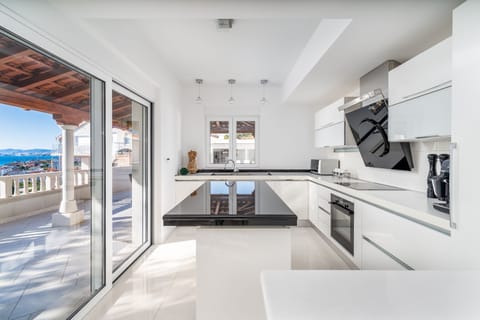 Fully equipped, modern kitchen with all the amenities that a modern guest needs