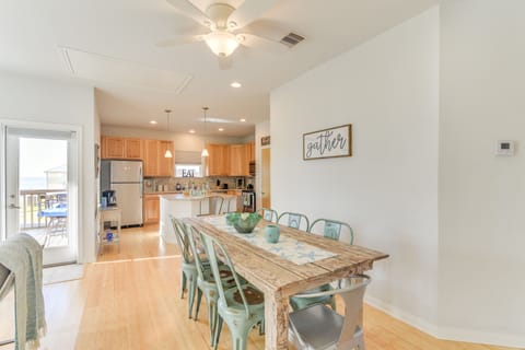 Dining Area | Dishware & Flatware Provided