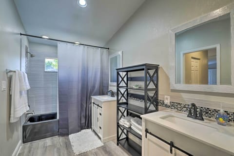 Combined shower/tub, hair dryer, towels