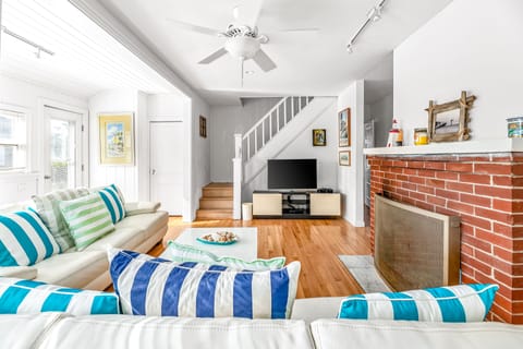 Dog-friendly home with private deck, grill, fireplace, partial AC & WiFi House in Ocean Beach