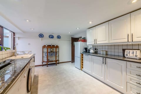 Summer Hayes Kitchen - StayCotswold